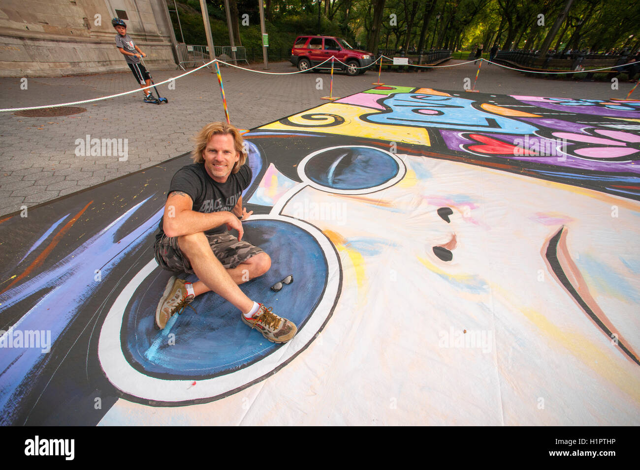 L'artista Eric Waugh pone nel suo 2500 piedi quadri di pittura con John Lennon, intitolata "Immaginate di nuovo' nel Central Park di New York il mercoledì 21 settembre, 2016. Il dipinto celebra le Nazioni Unite la Giornata Internazionale della Pace e John Lennon, un avvocato per la pace. Waugh trascorse 88 ore la creazione di lavoro utilizzando 12 galloni della Valspar paint. (© Richard B. Levine) Foto Stock