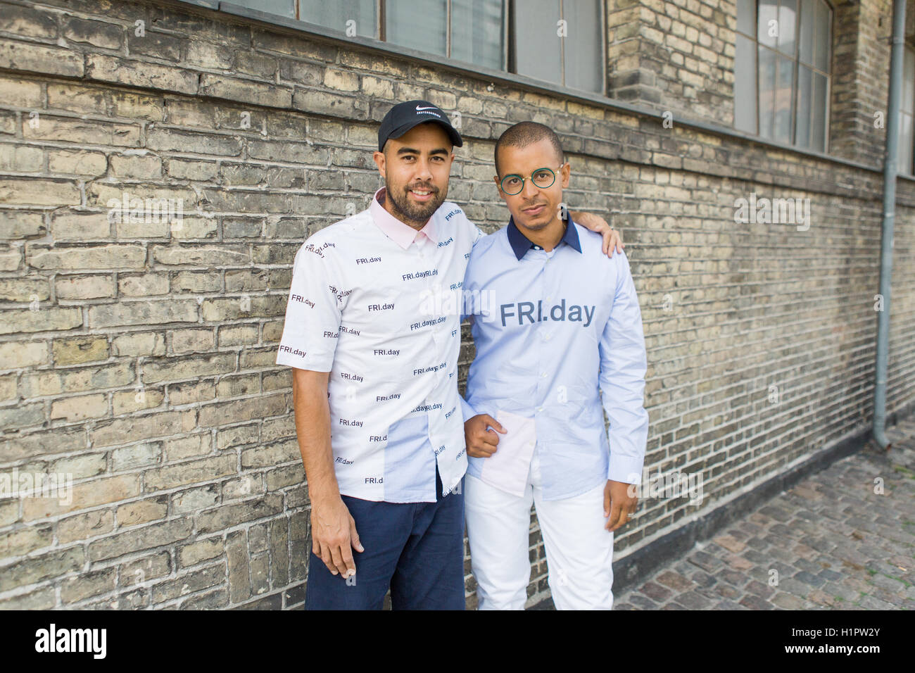 Il pattinatore americano Eric Koston (L) e il danese designer di moda Sila Adler (R) visibile durante il Copenhagen Fashion Week 2016. Foto Stock