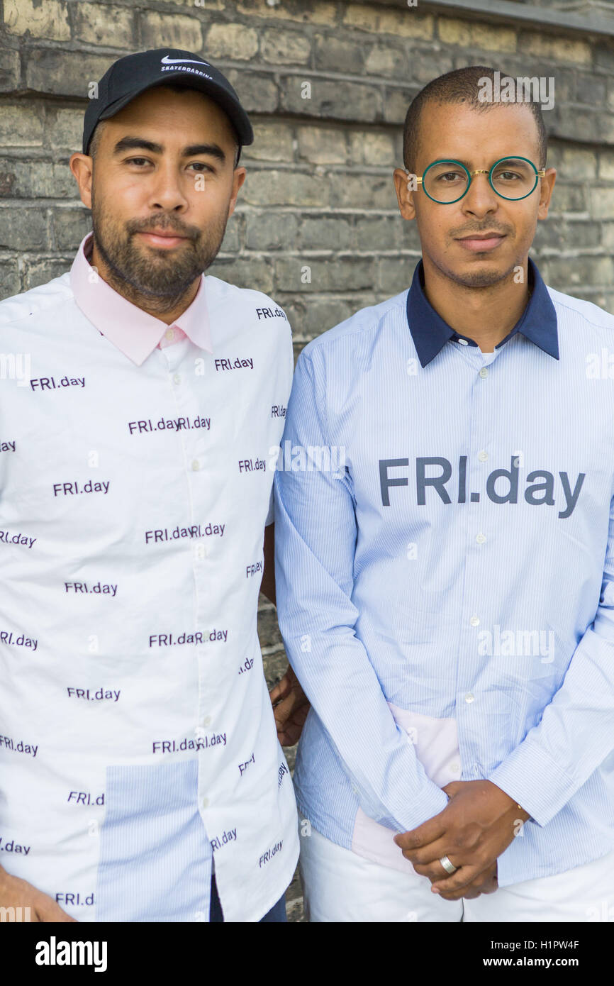 Il pattinatore americano Eric Koston (L) e il danese designer di moda Sila Adler visto durante il Copenhagen Fashion Week 2016. Foto Stock