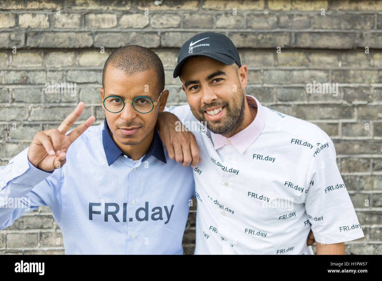 Il pattinatore americano Eric Koston (R) e il danese designer di moda Sila Adler visto durante il Copenhagen Fashion Week 2016. Foto Stock