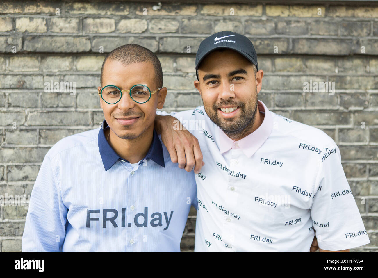 Skater americano Eric Koston (R) e danesi designer di moda Sila Adler visto durante il Copenhagen Fashion Week 2016. Foto Stock