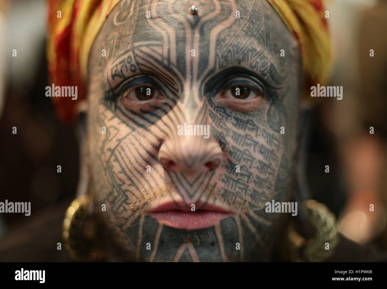 Modifica del corpo artista Shiva 108 durante il London International Tattoo Convention al Dock di tabacco a Londra. Foto Stock