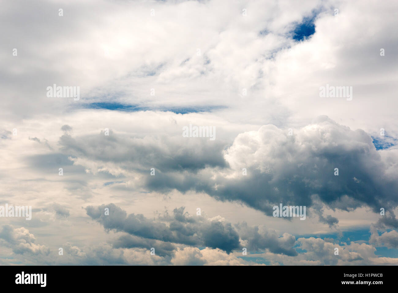 Un sacco di dense nubi attraverso il cielo Foto Stock