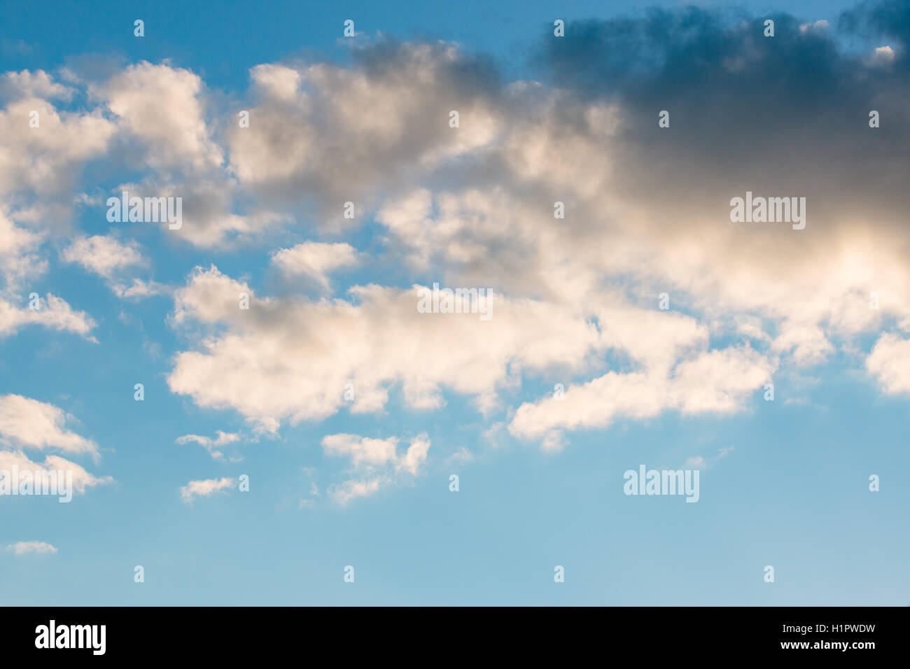Curva di grandi nuvole che si muovono attraverso il cielo Foto Stock