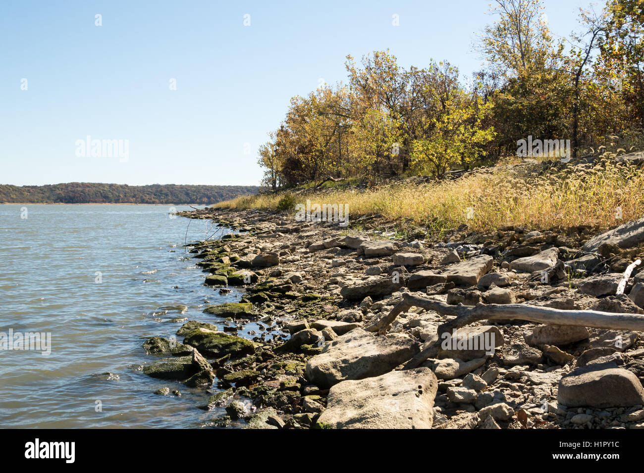 Sulla riva del lago di Perry in autunno Foto Stock