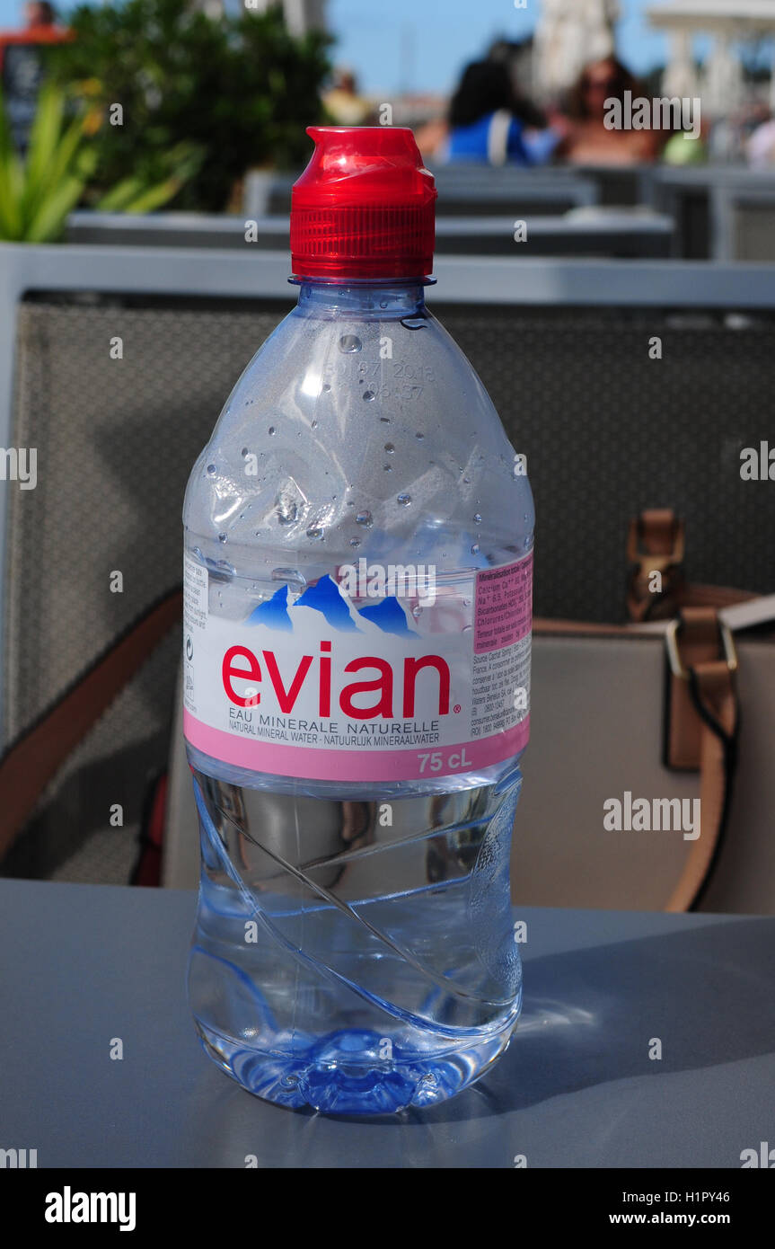 Evian acqua in bottiglia Foto Stock