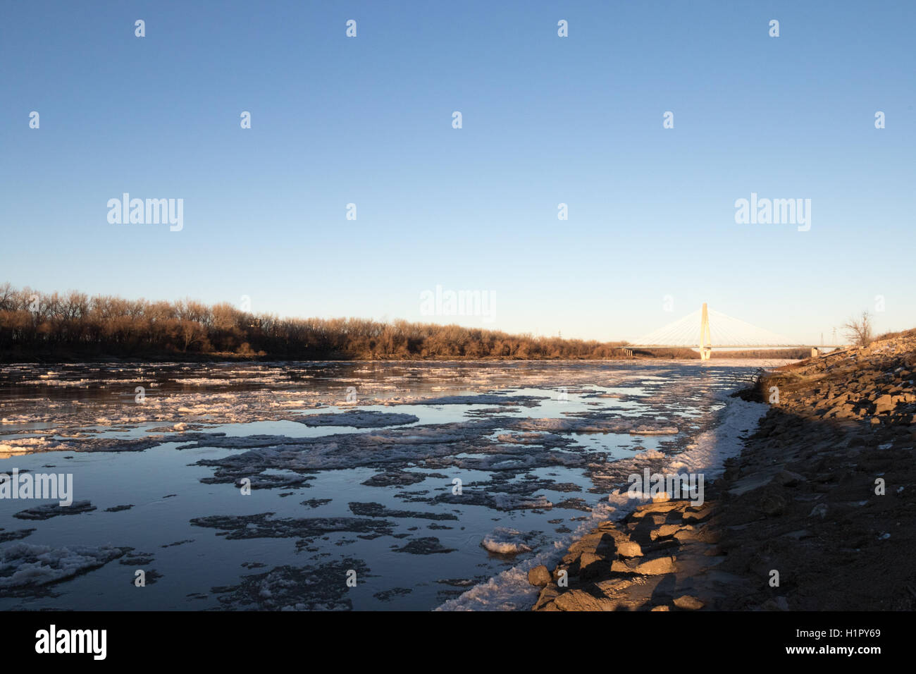 Christopher S. Bond ponte su un congelati Fiume Missouri Foto Stock