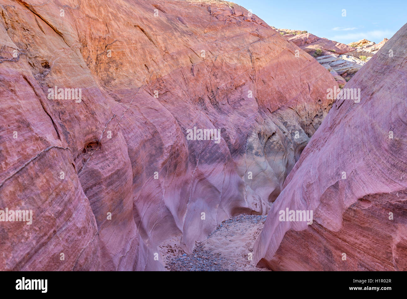 Slot canyon, il paesaggio del deserto, naturali formazioni rocciose. La Valle del Fuoco del parco statale, Nevada, Stati Uniti d'America. Foto Stock