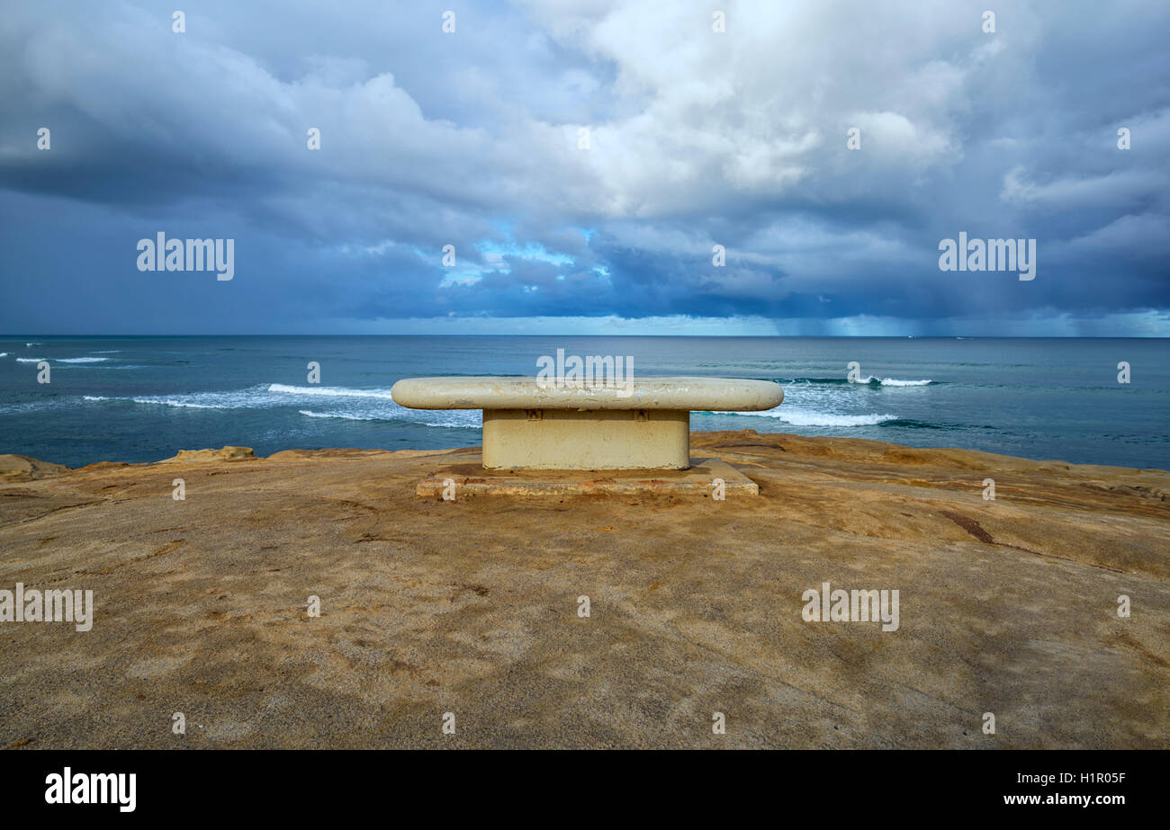 Banco di pubblico con vista oceano, nuvoloso al mattino. San Diego, California. Foto Stock