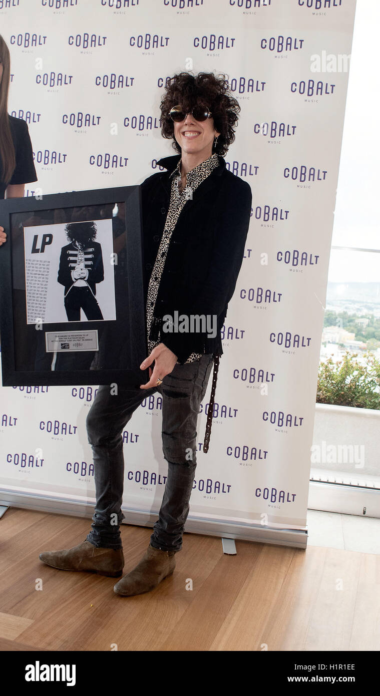 Laura Pergolizzi (LP) dà una conferenza stampa ad Atene in Grecia. Laura darà un concerto di venerdì 23/9. Foto Stock