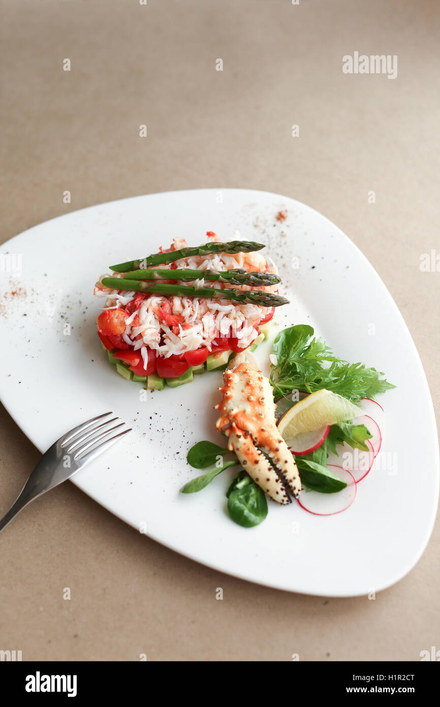 Falange granchio di mare con insalata, limone e asparagi Foto Stock