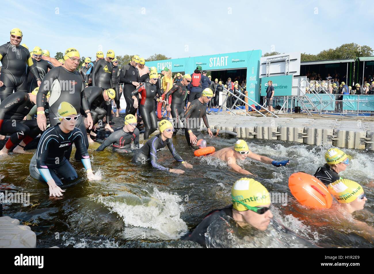 Una piccola parte della prima ondata di 350 nuotatori, che stanno prendendo parte al nuotare serpentina 2016, che vedrà una stima di 6 mila persone nuotare un miglio in Hyde Park Lake nel centro di Londra. Foto Stock