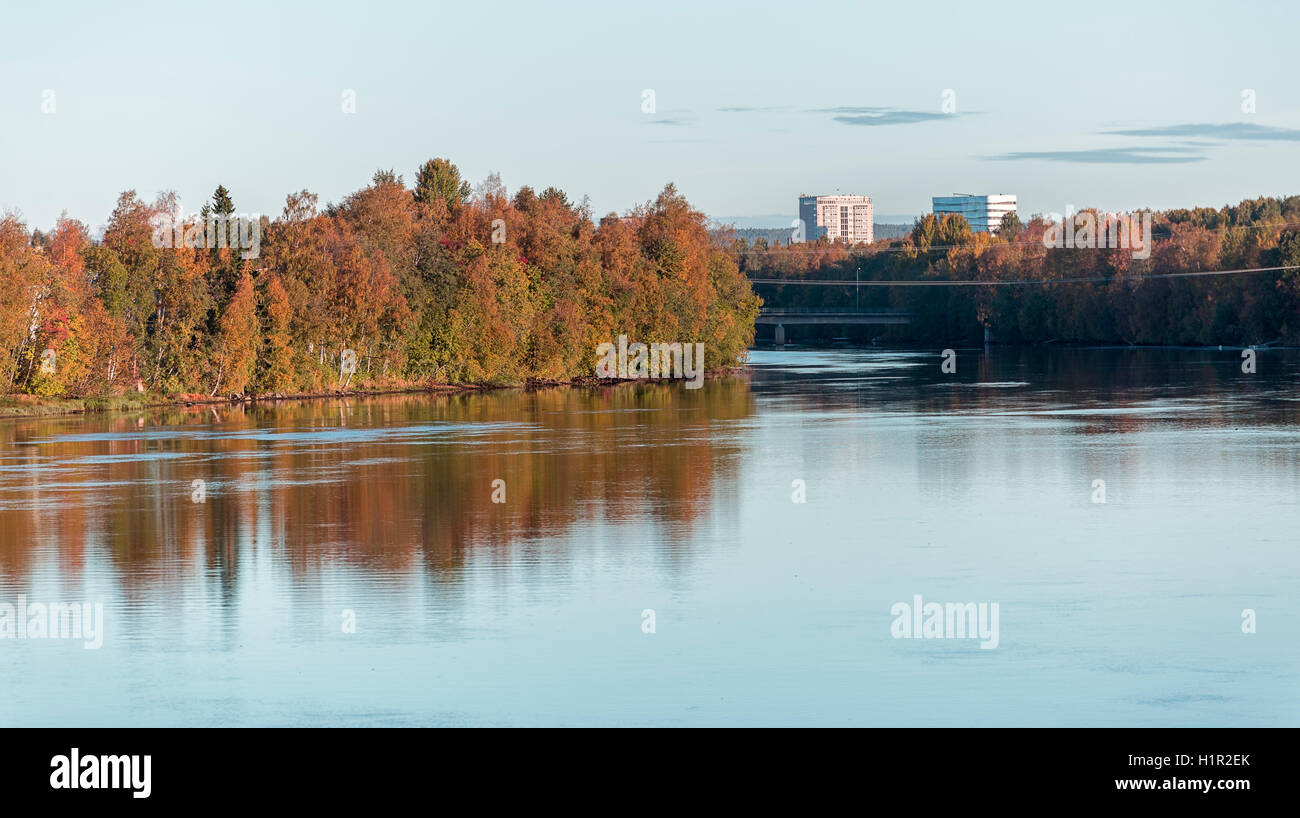 Umea, Svezia e del suo fiume in autunno con coppia di edifici. Foto Stock