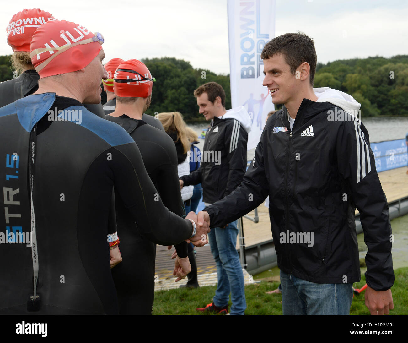 Jonny (destra) e Alistair Brownlee incontrare concorrenti prima di nuotare durante il Brownlee Triathlon al Harewood House, Leeds. Foto Stock