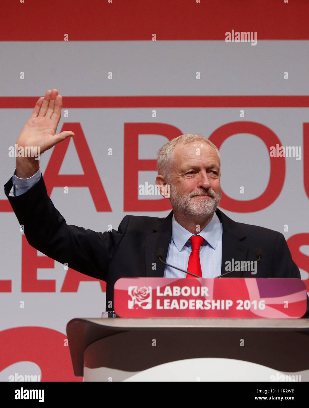 Jeremy Corbyn celebra la sua vittoria in seguito all'annuncio del vincitore nella leadership laburista contest tra lui e Owen Smith all'ACC di Liverpool. Foto Stock