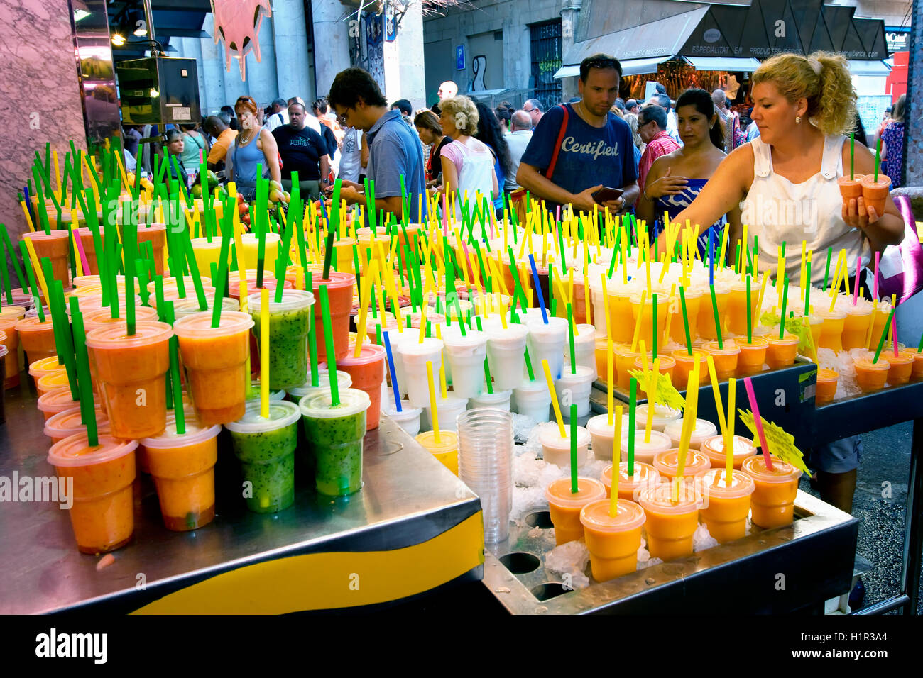 Il cibo in stallo Boqueria, Barcellona, Spagna Foto Stock
