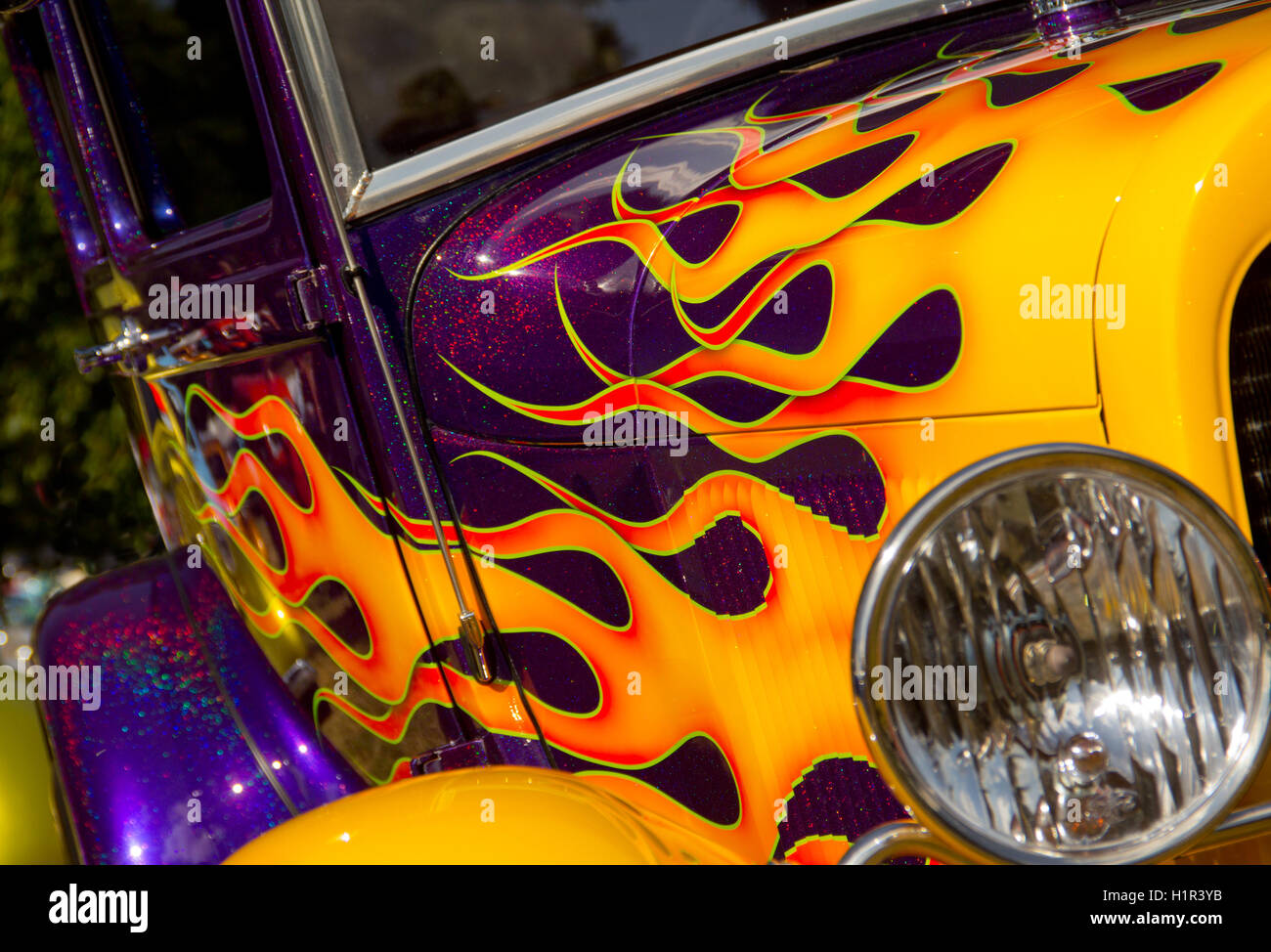 Fiamma design su un viola metalflake Ford Modello di una berlina ad un auto show. Foto Stock