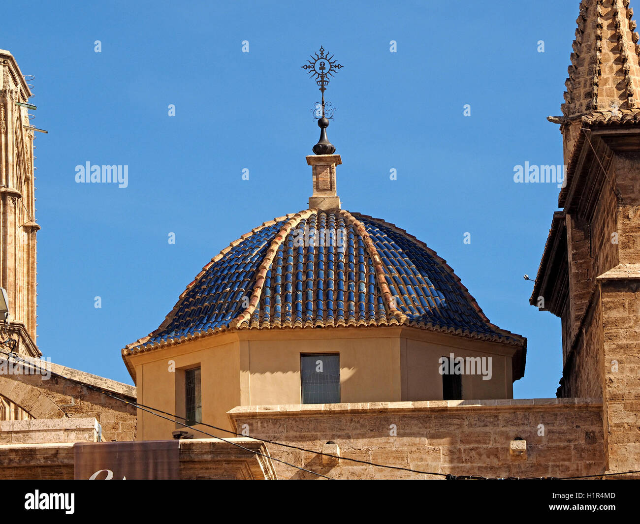 Ceramica blu che copre una delle piccole cupole della cattedrale di Valencia Spagna Espana con cielo azzurro come sfondo Foto Stock