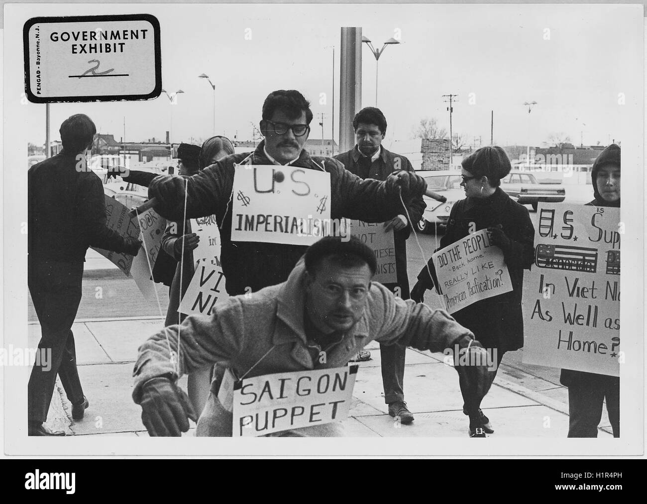 Guerra del Vietnam manifestanti portano i segni e mettere in atto i 'Saigon Puppet " dimostrazione di fronte di Wichita City Building. Foto Stock