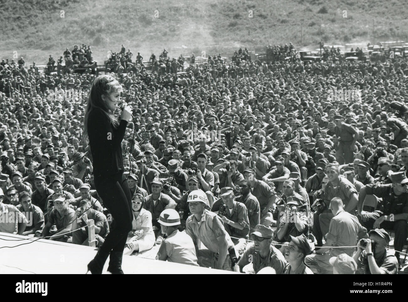 Migliaia di personale di servizio ascoltare Miss Ann-Margret cantare uno dei suoi numeri durante una mostra a Da Nang. Foto Stock