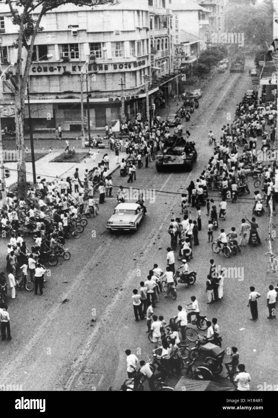 Il nord comunista vietnamita inserire forze la città di Saigon dopo la partenza delle forze americane. Foto Stock