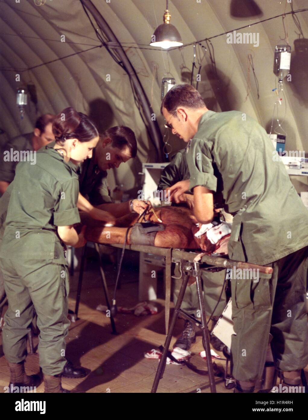 Cpl. Bernice Scott, Army Nurse Corps, aids un team medico nel trattamento di un uomo ferito al 2° ospedale chirurgico. Foto Stock