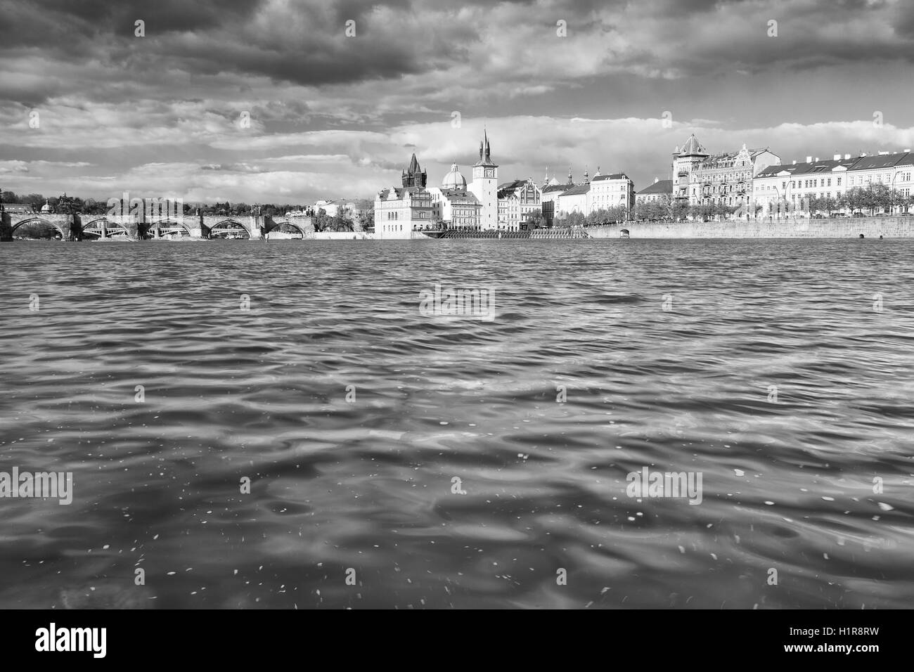 Vista da isola Strelecky sul Novotny passerella accanto al Ponte di Carlo a Praga. Fotografato vicino al di sopra del fiume Vltava rive Foto Stock