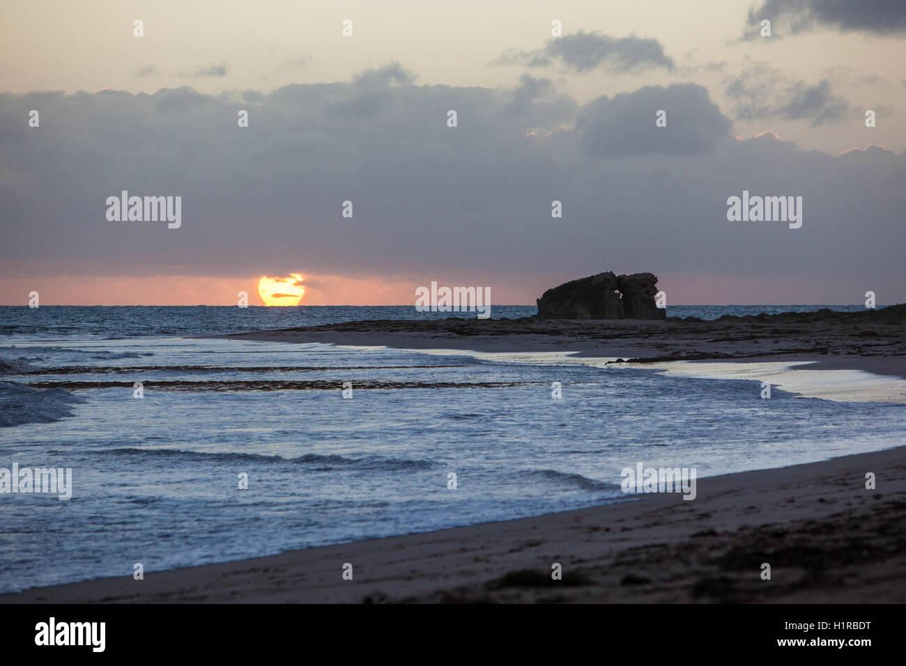 Tramonto a due rocce, Australia occidentale Foto Stock