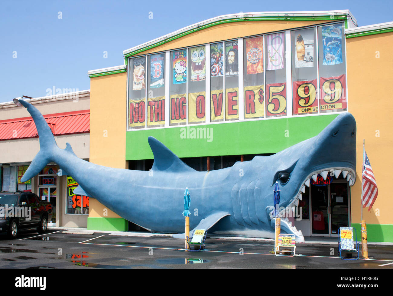 Un enorme squalo con mascelle spalancate forma l'ingresso a un negozio di Myrtle Beach, una spettacolare attrazione lungo la strada e un punto di riferimento costiero da fotografare. Foto Stock