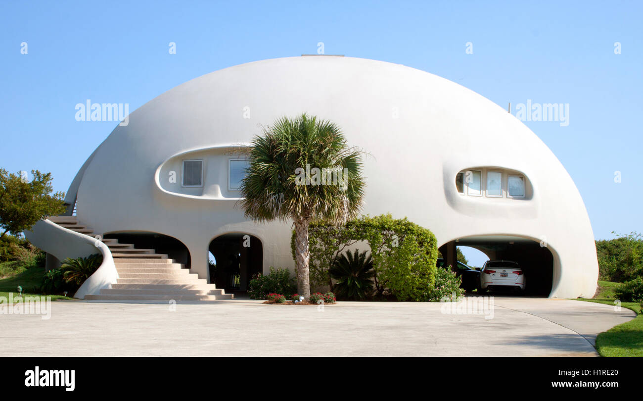 La Luke Skywalker House sull'isola di Sullivan, South Carolina, è una bizzarra casa sulla spiaggia soprannominata per la sua somiglianza con l'architettura di Guerre stellari. Foto Stock