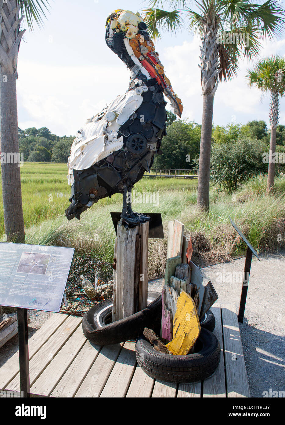 Plastic Pelican Pete a Mount Pleasant, South Carolina, è una stravagante mascotte costiera e stravagante figura a lato della strada amata dalla gente del posto e dai visitatori. Foto Stock