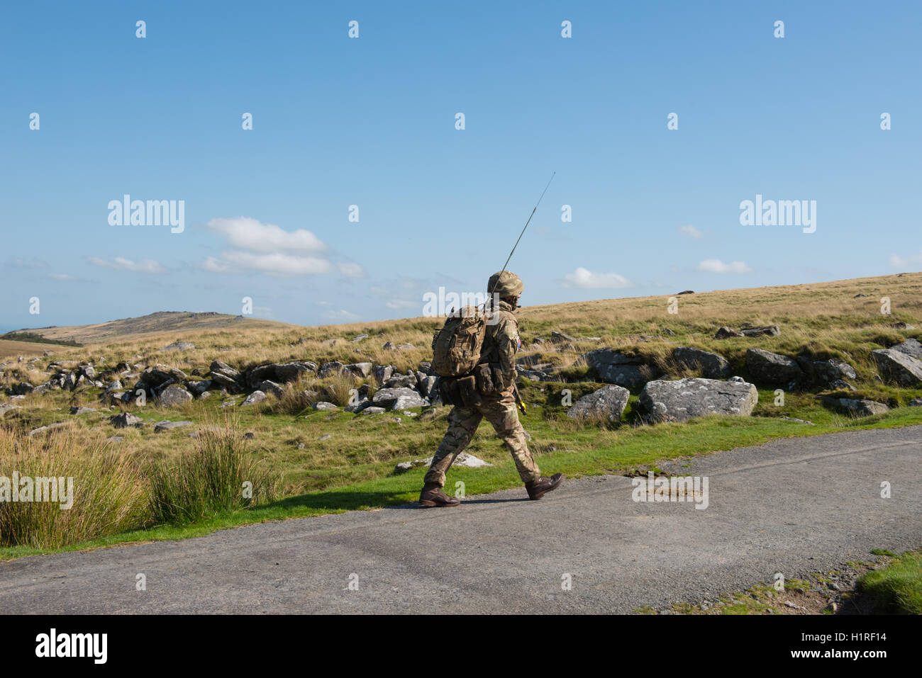 Soldati dell'Esercito britannico su un esercizio di formazione sulla gamma di Okehampton,Parco Nazionale di Dartmoor,Devon, Inghilterra, Regno Unito Foto Stock