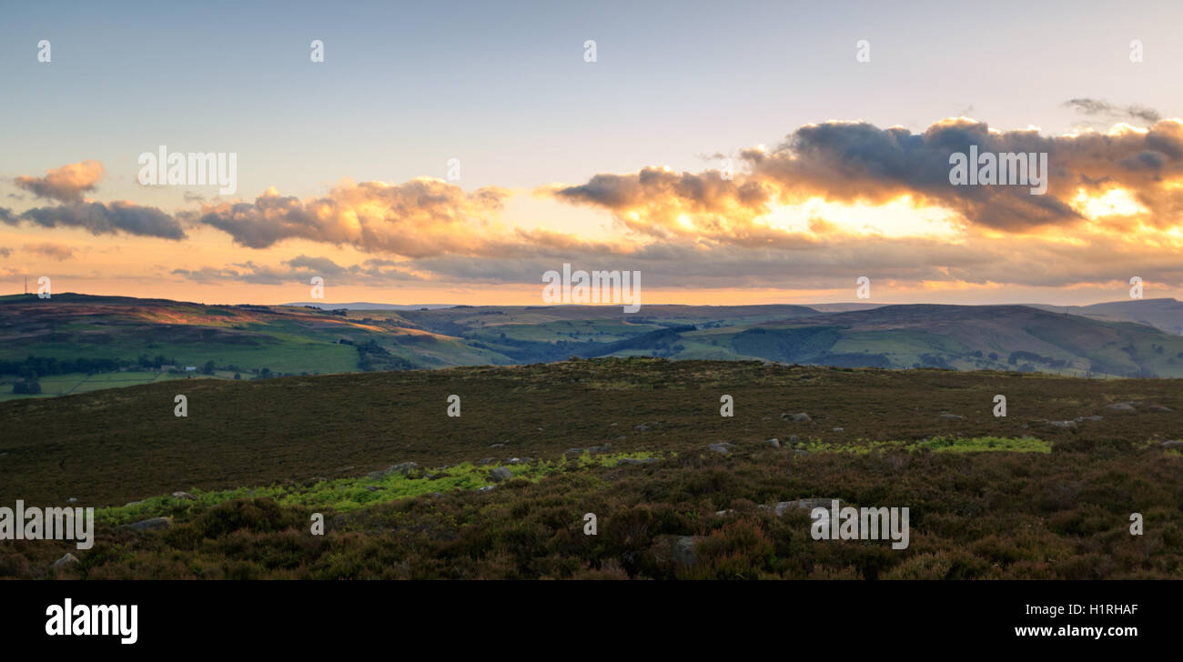 Un bel tramonto panoramico nel Peak District Foto Stock