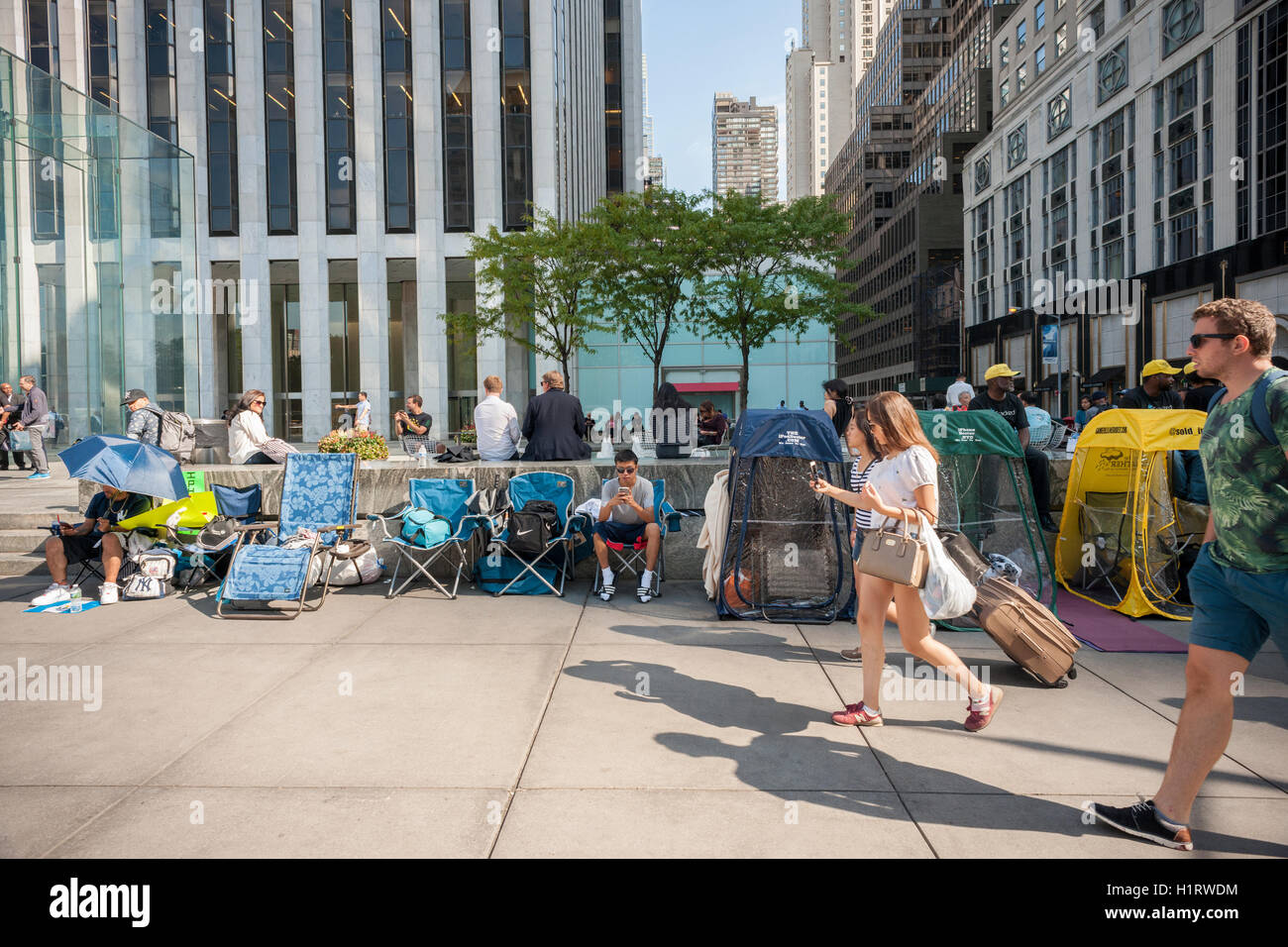 Una piccola linea di imprenditori nella parte anteriore del negozio Apple Store sulla Fifth Avenue a New York martedì, 13 settembre 2016. Il nuovo iPhone 7 e 7 plus è programmato per essere rilasciato ob Venerdì, 16 settembre 2016. (© Richard B. Levine) Foto Stock