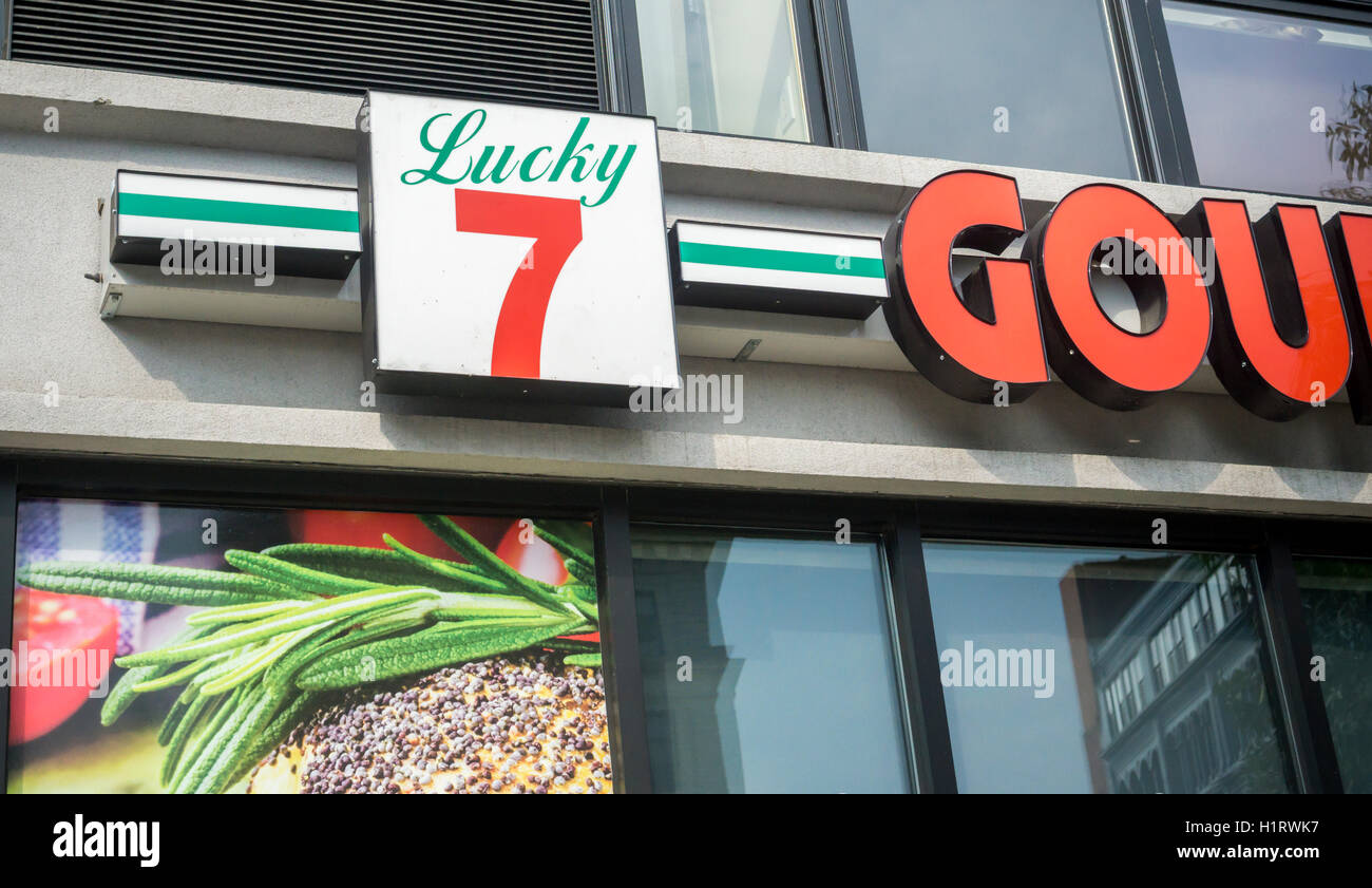 Il Lucky 7 deli gourmet di Williamsburg di Brooklyn a New York dispone di un logo simile a 7-Eleven, visto il Sabato, Settembre 10, 2016. (© Richard B. Levine) Foto Stock