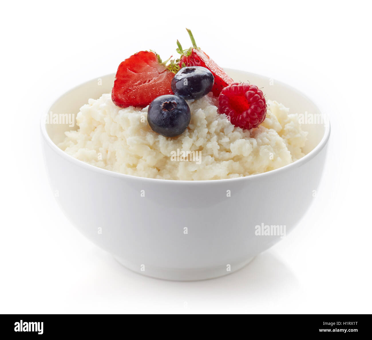 Ciotola di riso Fiocchi porridge con frutti di bosco isolato su sfondo bianco Foto Stock