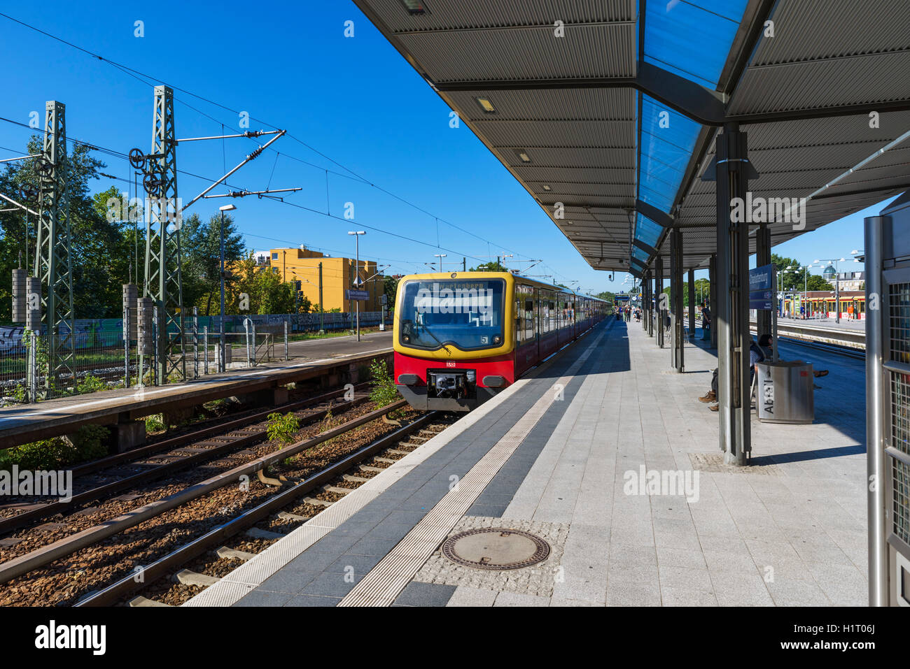Un S-Bahn treno alla stazione Charlottenburg di Berlino, Germania Foto Stock