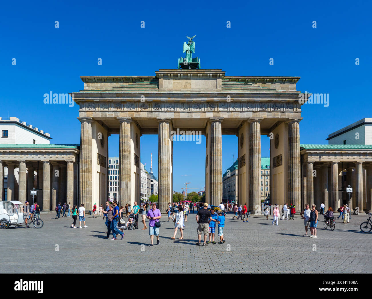 La Porta di Brandeburgo (Brandenburger Tor) guardando verso il viale Unter den Linden, nel quartiere Mitte di Berlino, Germania Foto Stock