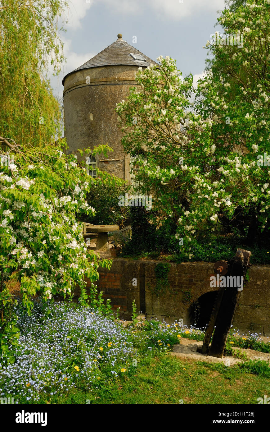 Roundhouse sul Tamigi in disuso & Severn canal a stoppino Cerney serratura. Foto Stock