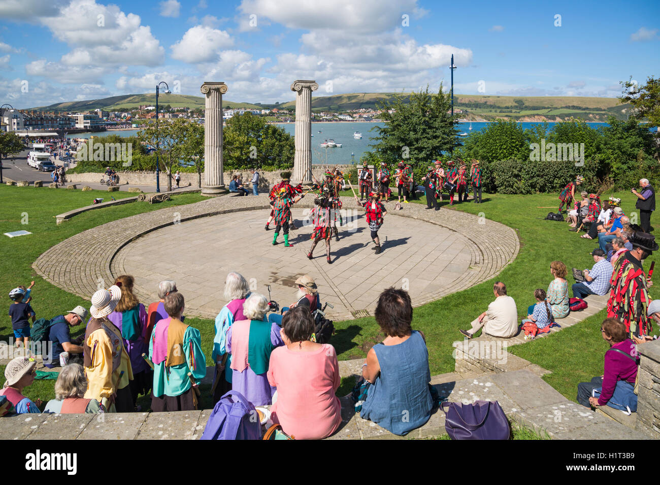 Morris ballerini, membri della Fox Morris intrattengono il pubblico a Prince Albert giardini per Swanage Folk Festival, Swanage, Dorset Regno Unito nel mese di settembre Foto Stock