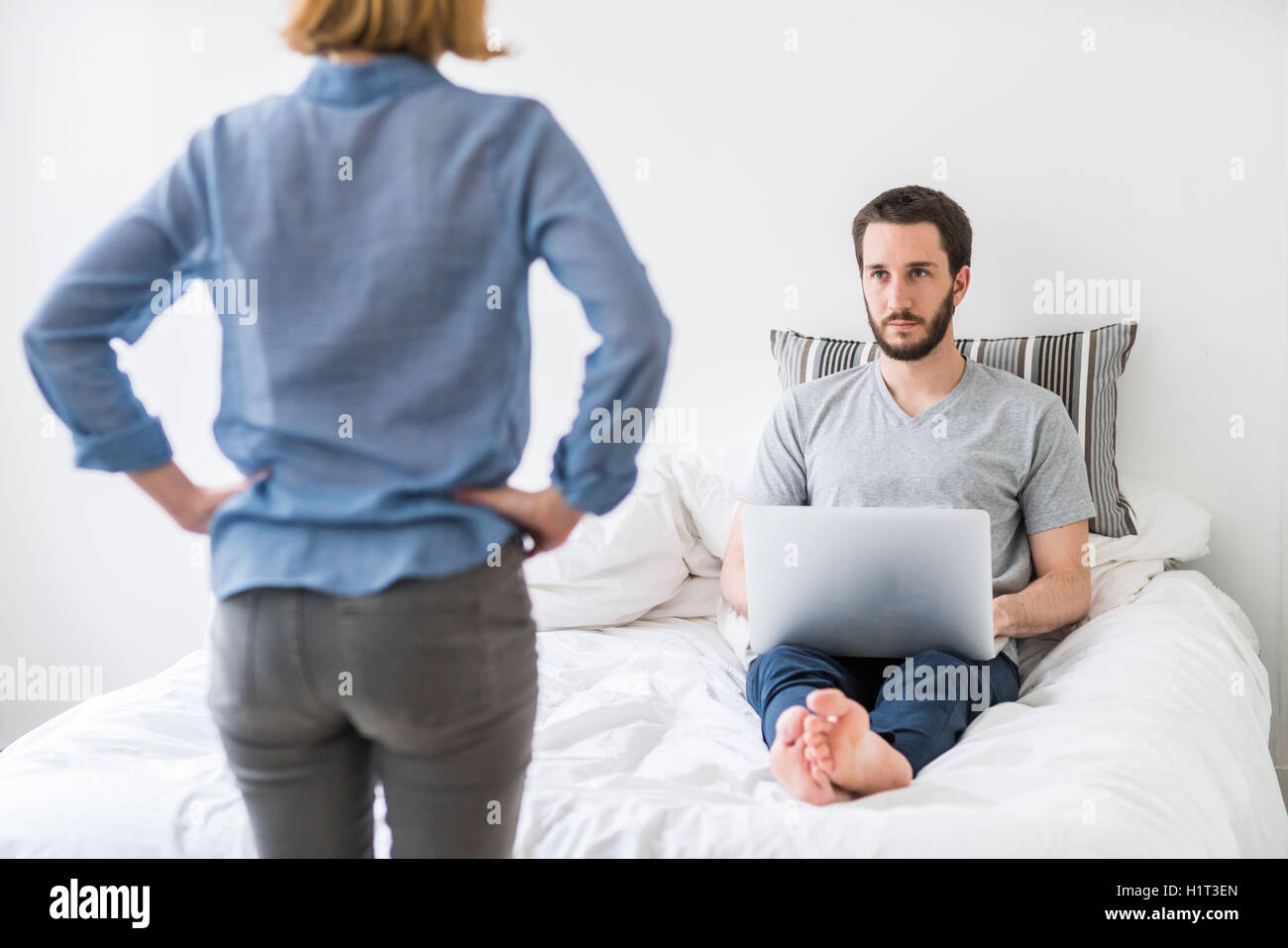 Giovane con computer portatile a litigare. Foto Stock