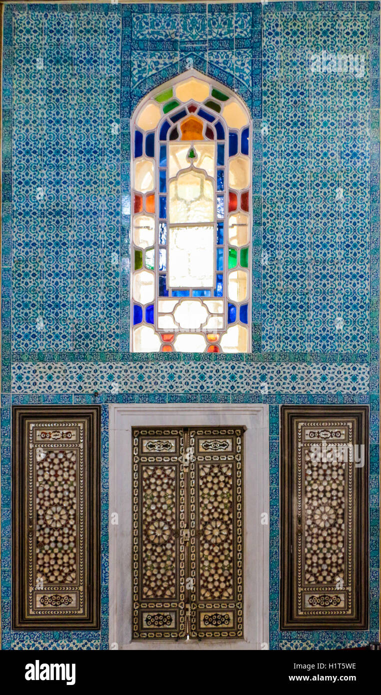 Iznik piastrella patern dal Palazzo Topkapı ad Istanbul in Turchia Foto Stock