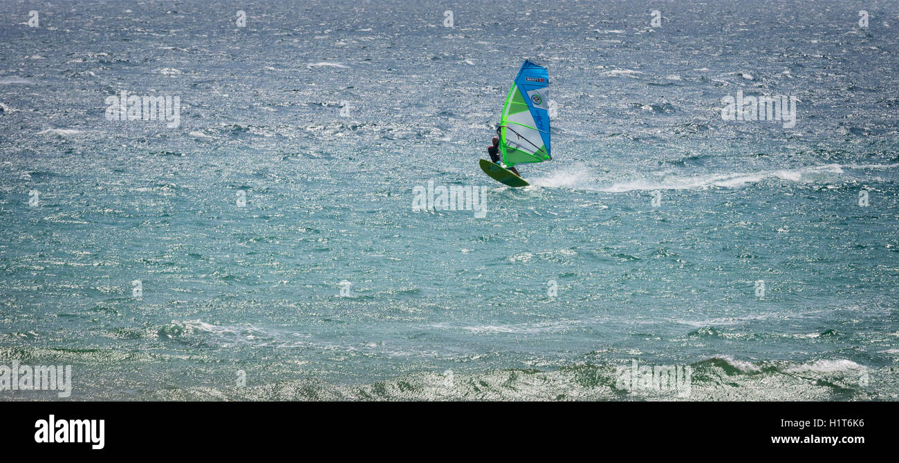 Tarifa, Costa de la Luz, la provincia di Cadiz Cadice Andalusia. Il windsurf. Tarifa è soprannominata la capitale europea del vento Foto Stock