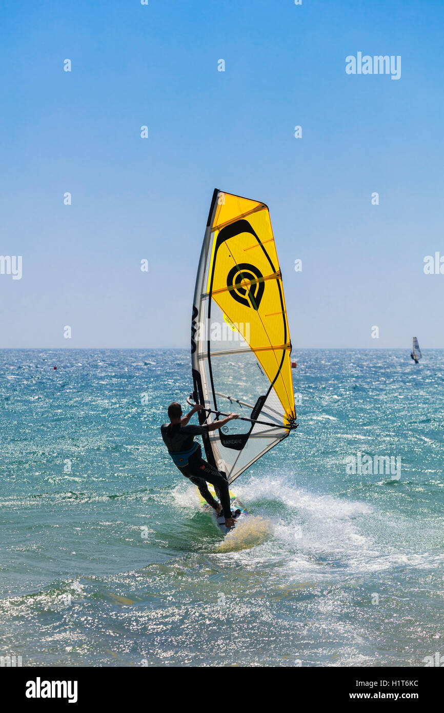 Tarifa, Costa de la Luz, la provincia di Cadiz Cadice Andalusia. Il windsurf. Tarifa è soprannominata la capitale europea del vento Foto Stock