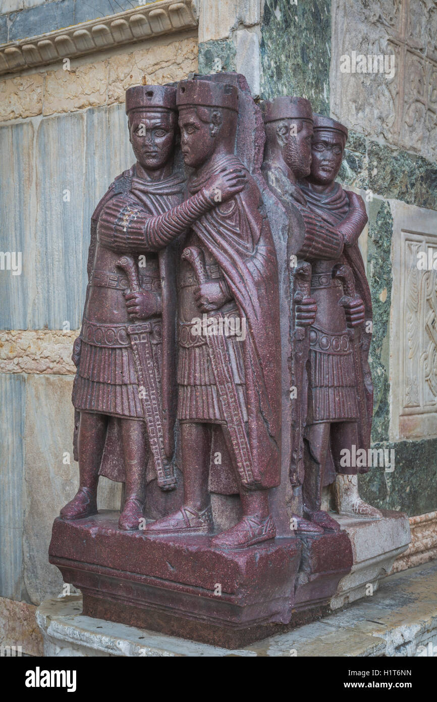 Venezia, Provincia di Venezia, regione Veneto, Italia. Scultura in porfido gruppo fuori la Basilica di San Marco di quattro imperatori romani Foto Stock