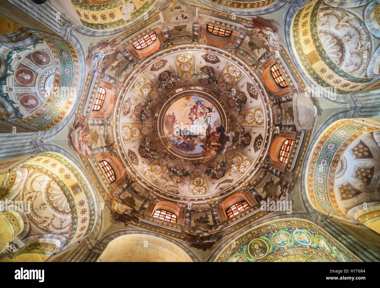 Ravenna, Provincia di Ravenna, Italia. La cupola di San Vitale Basilica. Gli affreschi sono stati dipinti tra il 1778 e il 1782 Foto Stock