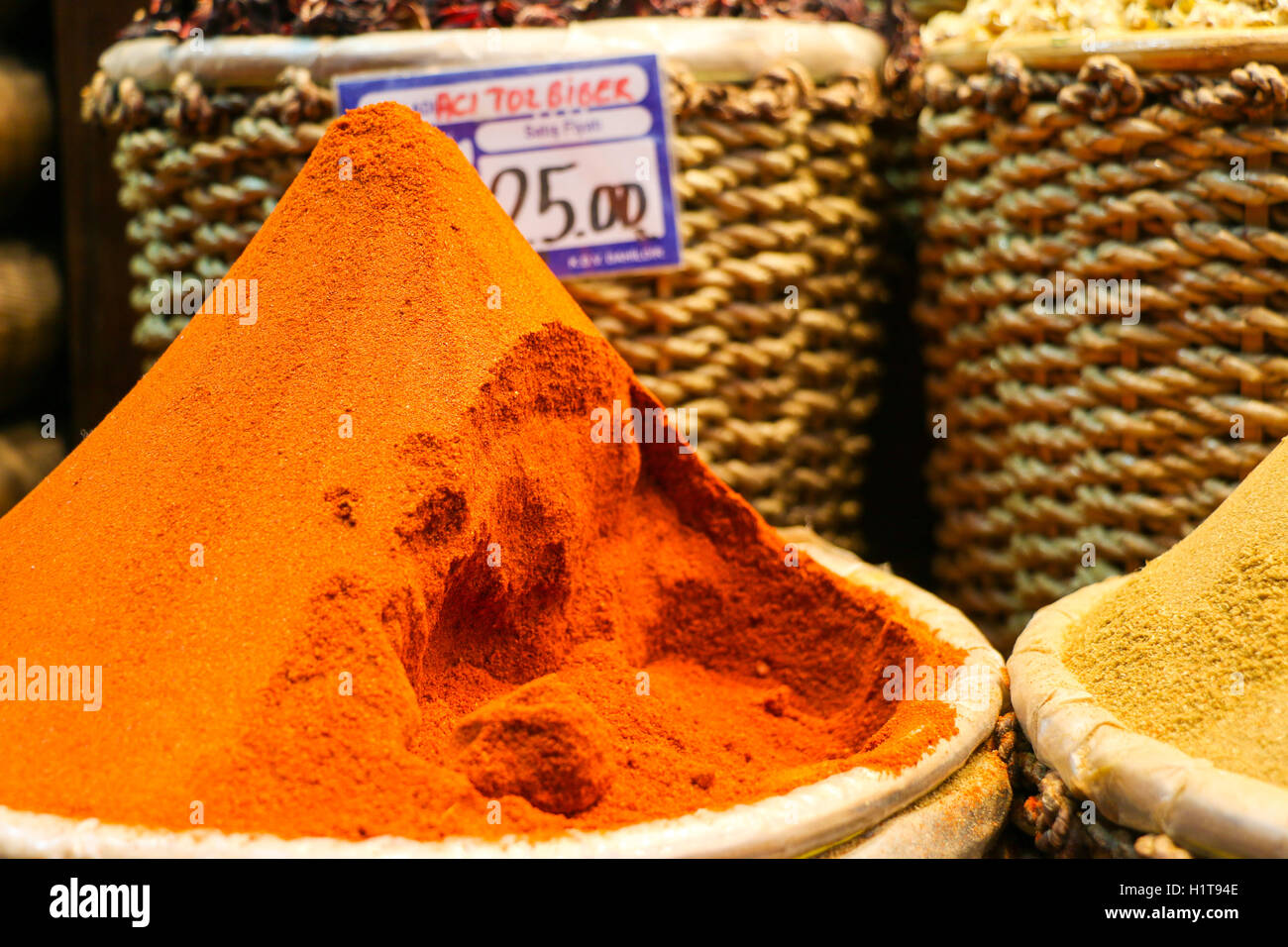 Le spezie in mostra presso il Grand Bazaar a Istanbul, Turchia. Per gli amanti dello shopping per acquistare in peso. Foto Stock