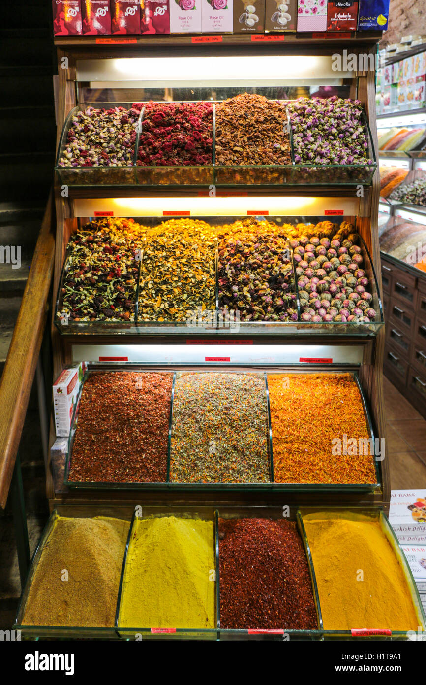 Le spezie in mostra presso il Grand Bazaar a Istanbul, Turchia. Per gli amanti dello shopping per acquistare in peso. Foto Stock