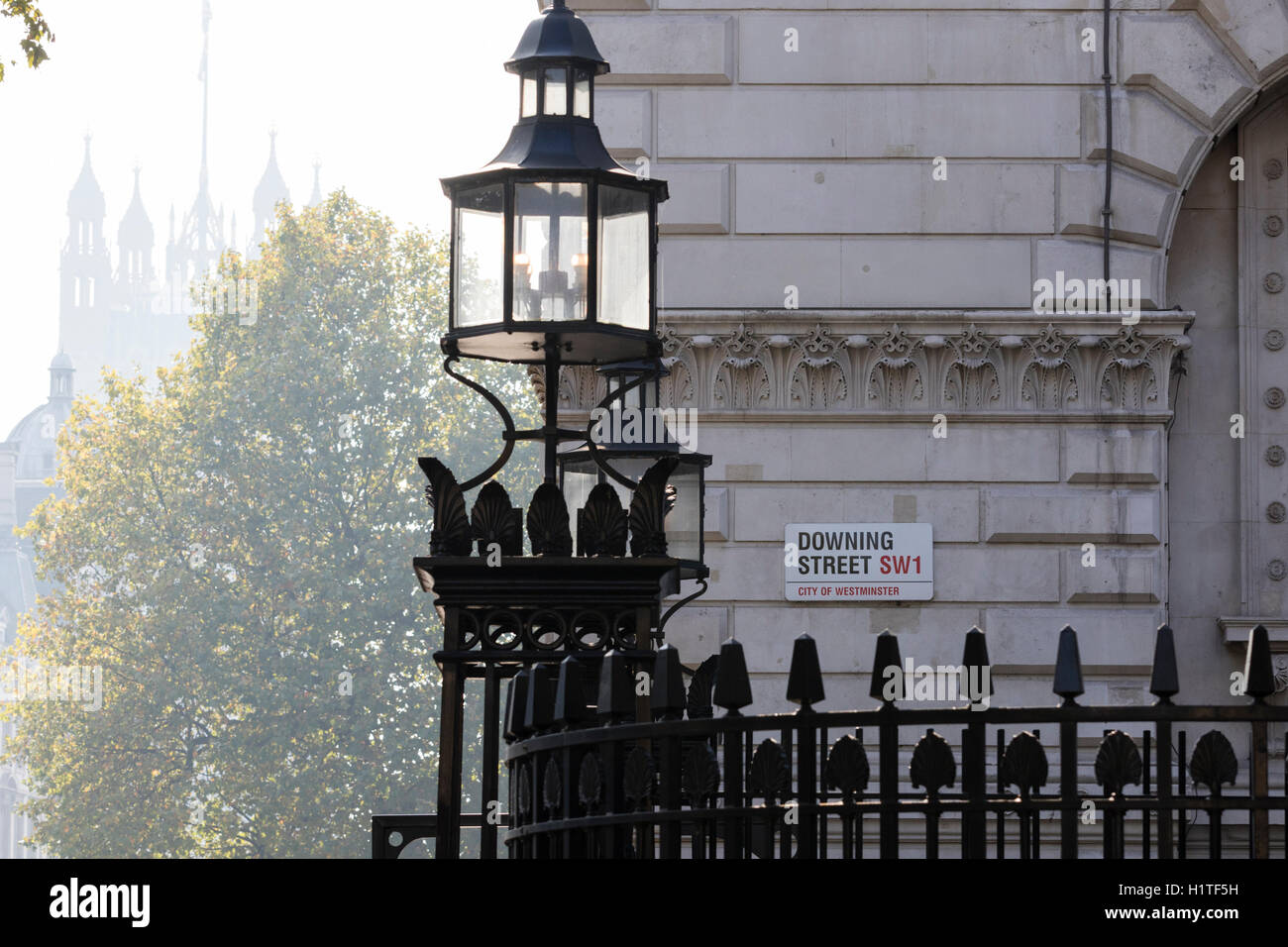 LONDON, Regno Unito - Ottobre 04, 2015: Downing Street è segno di Westminster. Downing St. Foto Stock