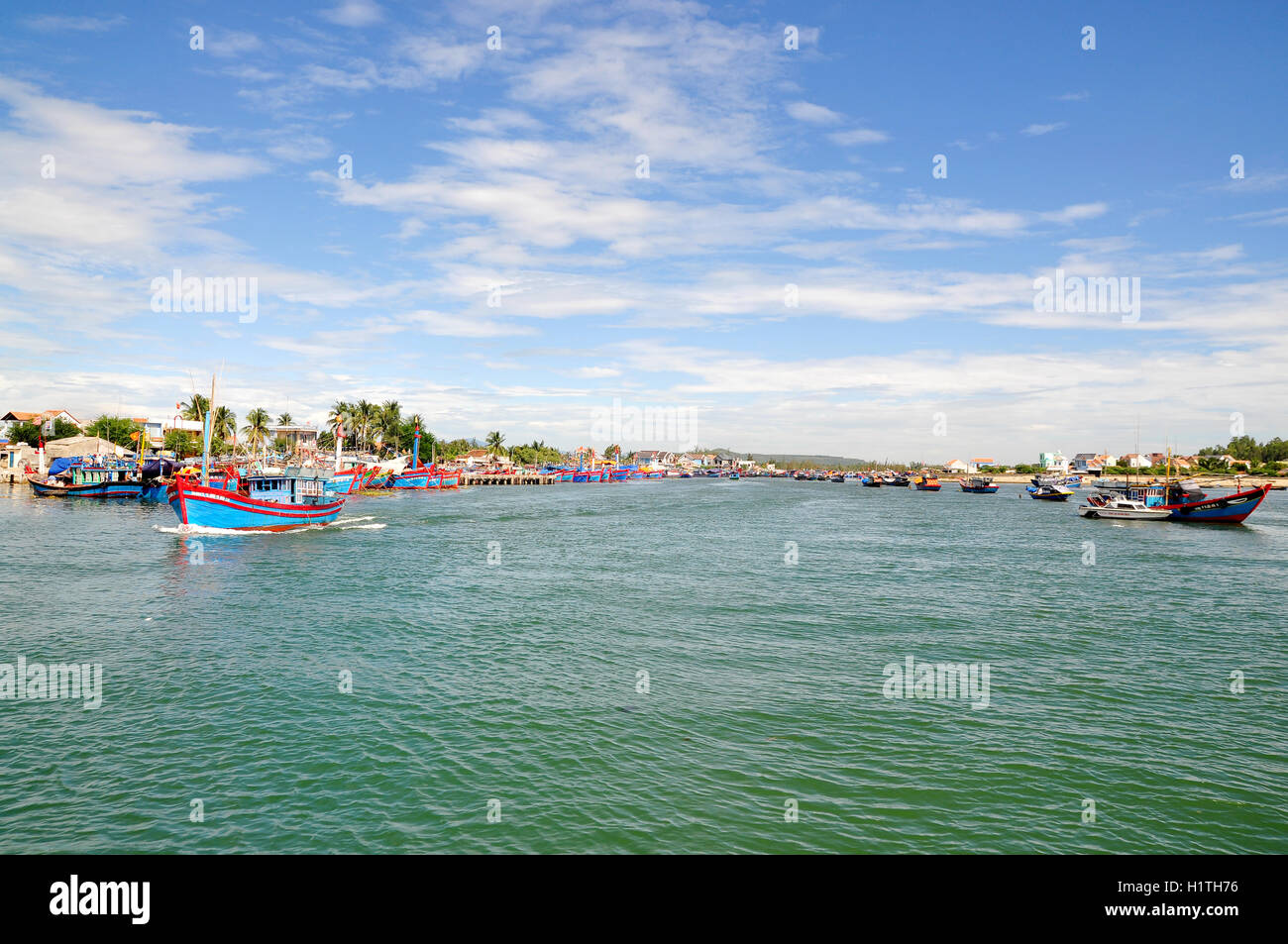 Quang Ngai, Vietnam - Luglio 5, 2012: barche da pesca sono insieme di ormeggio in mare Foto Stock